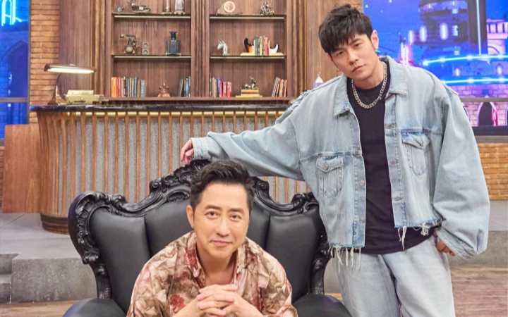 周杰伦《乐来乐快乐》多首金曲连唱，携手庾澄庆演绎“摇滚嘻哈版”《说走就走》